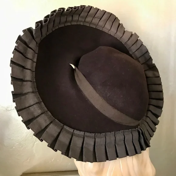 OUTSTANDING 1930s BROWN FELT HALO WIDE BRIM HAT WITH PLEATED GROSGRAIN EDGING